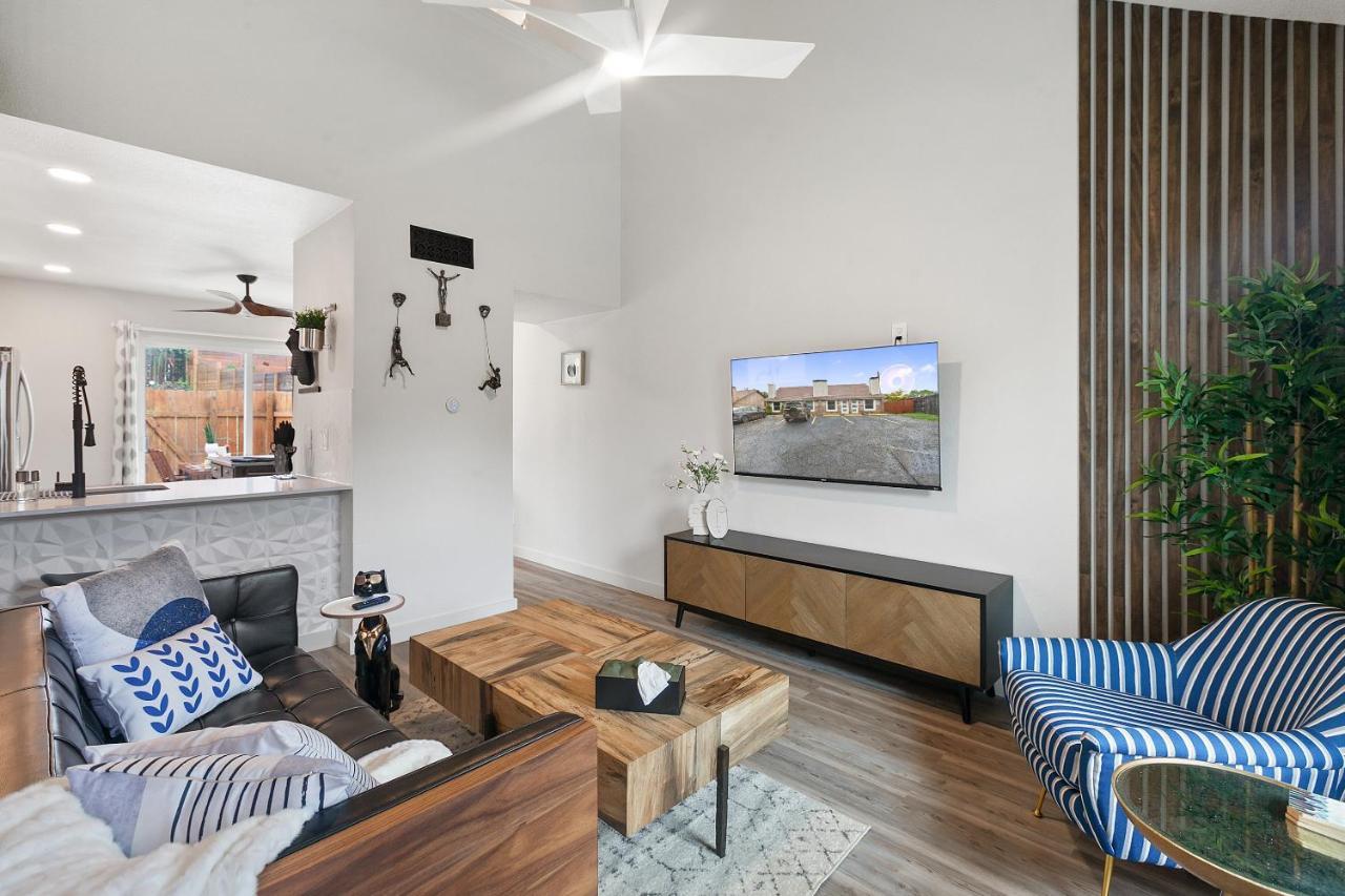 Contemporary Couples Getaway Near Austin Favorites - Loft 21 Apartment Екстериор снимка