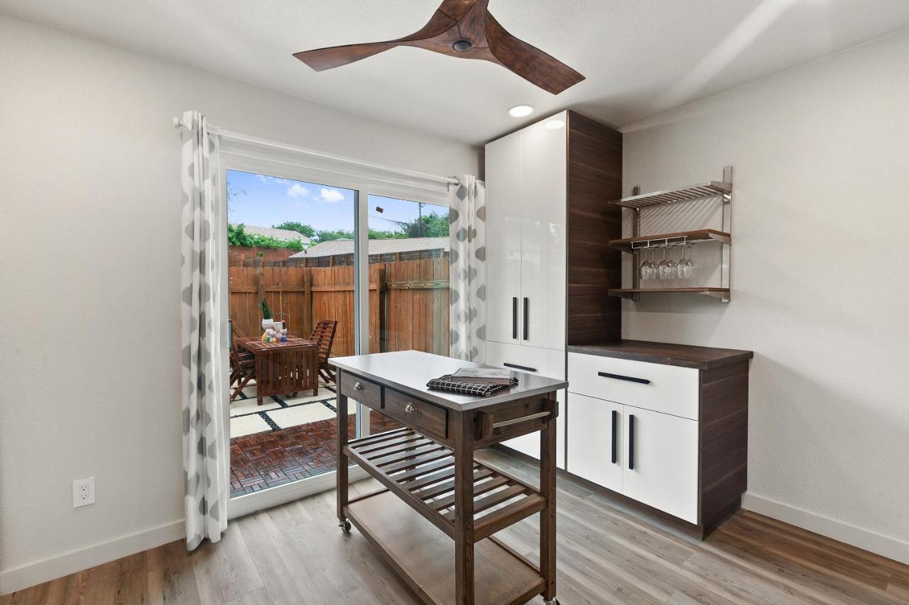 Contemporary Couples Getaway Near Austin Favorites - Loft 21 Apartment Екстериор снимка