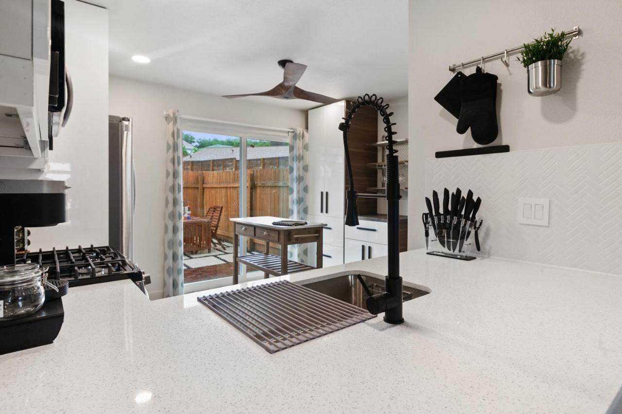 Contemporary Couples Getaway Near Austin Favorites - Loft 21 Apartment Екстериор снимка
